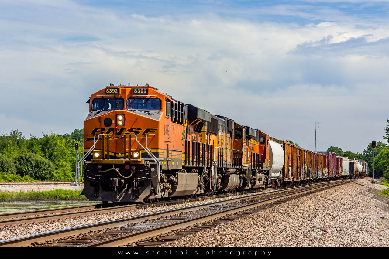 BNSF 8392 GE ES44C4