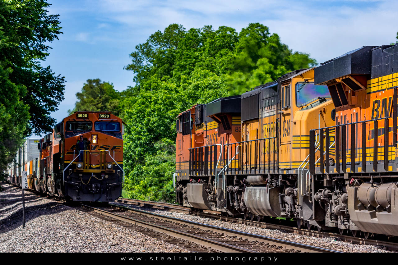 BNSF 8392 GE ES44C4