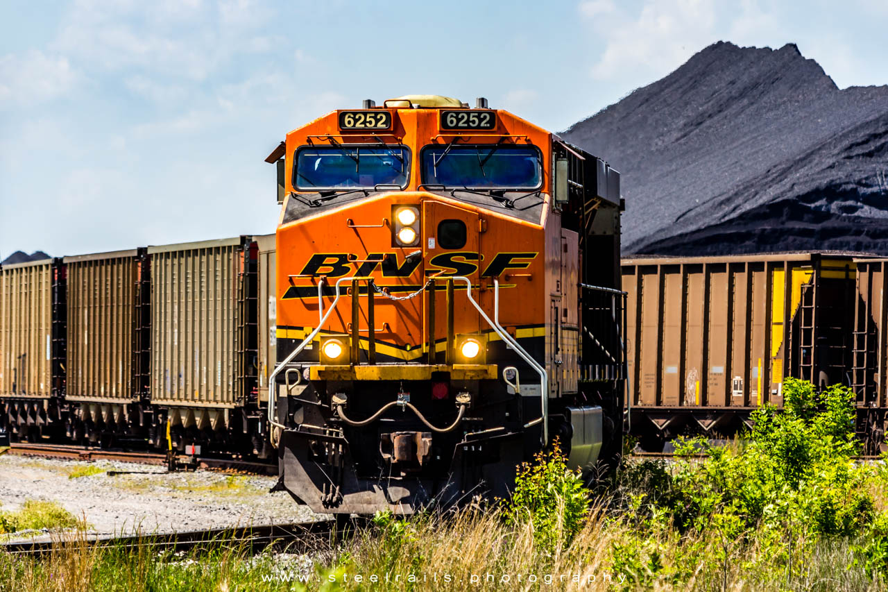 BNSF 6252 GE ES44AC
